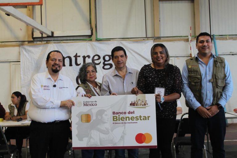 Entrega Gobierno Federal tarjetas a escuelas de Escobedo, Nuevo León