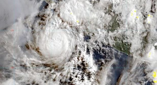El Servicio Meteorológico Nacional monitorea una zona de baja presión con un 60 por ciento de probabilidad de desarrollo ciclónico. El Servicio Meteorológico Nacional (SMN) y las autoridades de Protección Civil emitieron un aviso de vigilancia ante el posible nacimiento de «Amanda», el cual se convertiría en el primer ciclón tropical de la temporada de huracanes 2026 en el océano Pacífico. Los reportes meteorológicos oficiales detallan que el sistema actualmente se mantiene como una zona de inestabilidad atmosférica mar adentro, alimentada por las altas temperaturas de la superficie marina. Sin embargo, los modelos predictivos han identificado que el fenómeno cuenta con un 60 por ciento de probabilidad de alcanzar la categoría de tormenta tropical durante la primera semana de junio. Aunque las autoridades precisaron que aún es prematuro determinar si el meteoro tendrá un impacto terrestre directo sobre la República Mexicana, su amplia circulación y el desplazamiento lento ya comienzan a modificar las condiciones climáticas en las regiones costeras del sur y el occidente del país. Se anticipa que las extensas bandas nubosas del sistema comiencen a inyectar altos niveles de humedad hacia el territorio nacional de forma paulatina. Dicha interacción atmosférica favorecerá el desarrollo de tormentas intensas, lluvias torrenciales acompañadas de actividad eléctrica, oleaje elevado y rachas de viento considerables. Ante este panorama, estados como Oaxaca, Guerrero, Michoacán, Colima y Jalisco se mantienen bajo un constante monitoreo preventivo debido a su exposición histórica a esta clase de fenómenos. Las delegaciones estatales de Protección Civil hicieron un llamado urgente a la población de estas demarcaciones y a la navegación marítima a no bajar la guardia e iniciar con los preparativos pertinentes, tales como ubicar los refugios temporales y asegurar ventanas y azoteas. Se espera que la temporada de este año sea especialmente activa en el Pacífico, con un pronóstico estimado de entre 18 y 21 sistemas con nombre.