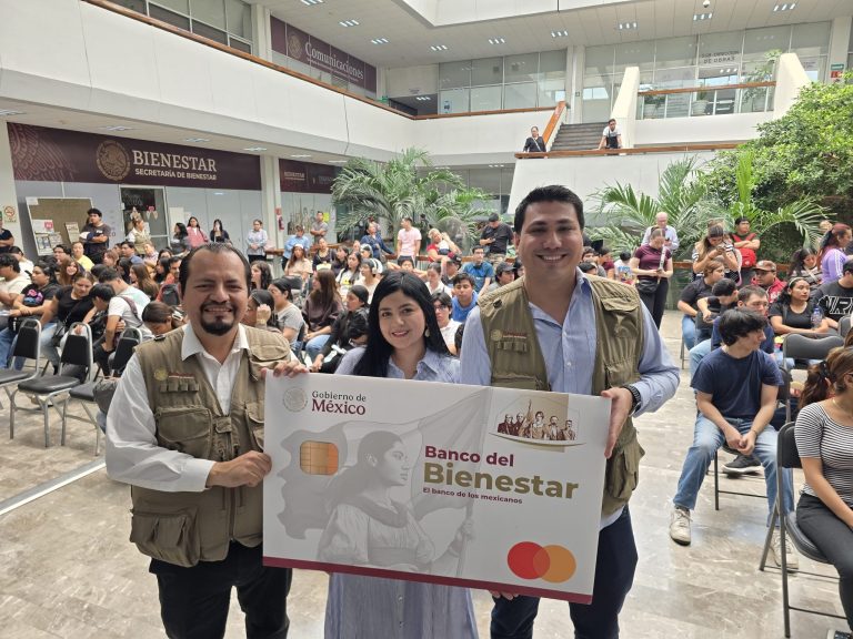 Gobierno Federal entrega tarjetas del programa Jóvenes Construyendo el Futuro en Nuevo León