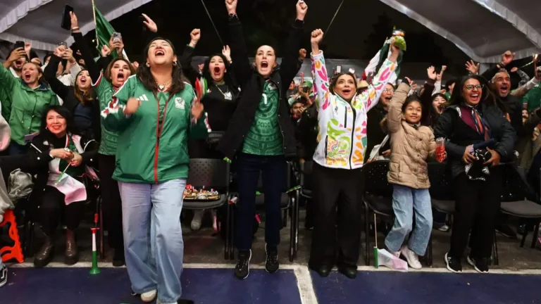 Sheinbaum acompaña a la afición en Nezahualcóyotl tras la eliminación de México